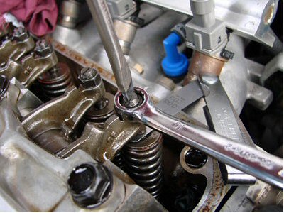 kleppen stellen dieselmotor door monteur